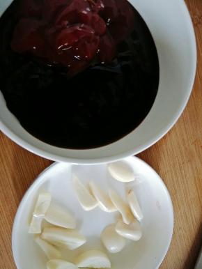 接下来调制酱料，两勺甜面酱、两勺蚝油、两勺番茄酱，加入少许生抽及适量蜂蜜，喜欢甜的可以多放一点蜂蜜搅拌均匀。