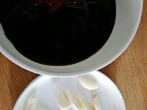 接下来调制酱料，两勺甜面酱、两勺蚝油、两勺番茄酱，加入少许生抽及适量蜂蜜，喜欢甜的可以多放一点蜂蜜搅拌均匀。