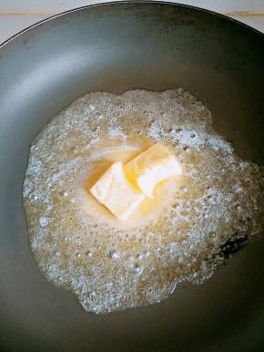 锅内放入黄油，融化。