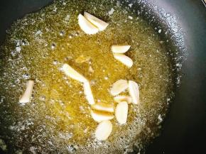 黄油融化后，加入蒜瓣爆香。