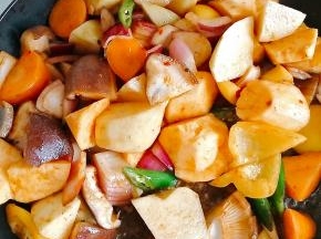 爆出香味后，放入腌制好的蔬菜，爆炒两分钟。