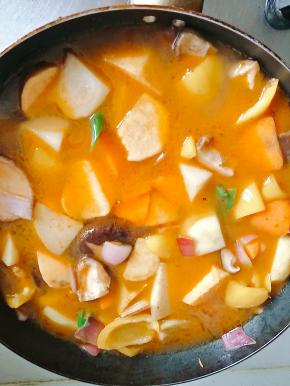 加入凉水，水的分量大概淹过蔬菜即可。