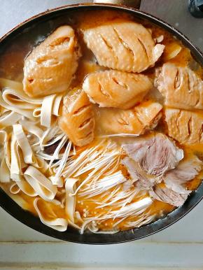 水开后，摆入配菜和鸡翅。