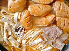 水开后，摆入配菜和鸡翅。