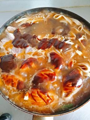 淋上之前调好的酱汁，盖上锅盖，中小火焖15-20即可。