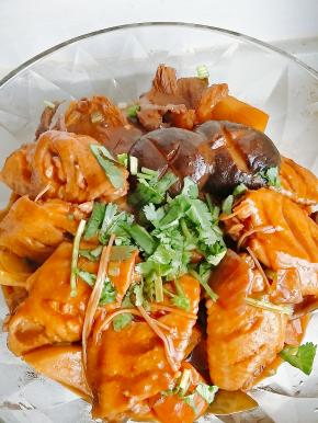 出锅撒上香菜碎即可。