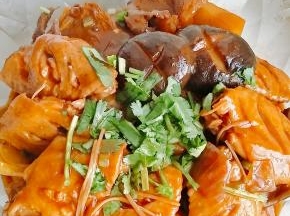 出锅撒上香菜碎即可。