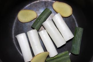 取砂锅一只，放入大葱段、姜片