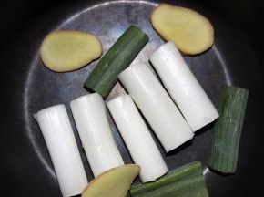 取砂锅一只，放入大葱段、姜片