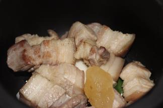 将翻炒过的肉倒入砂锅