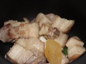 将翻炒过的肉倒入砂锅