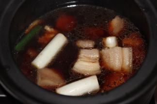 倒入腐乳和红烧酱油，并加热开水淹没肉块表面