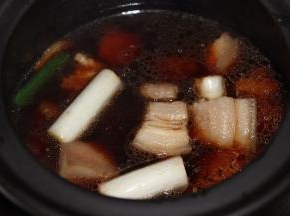 倒入腐乳和红烧酱油，并加热开水淹没肉块表面