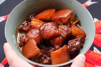 大火烧开后，转小火炖1个小时，出锅前15分钟加入少许盐转大火收汁出盘即可