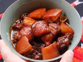 大火烧开后，转小火炖1个小时，出锅前15分钟加入少许盐转大火收汁出盘即可