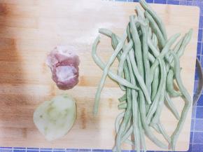 将豆角洗净、土豆削皮；并备好其他材料。