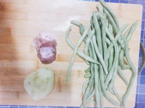 将豆角洗净、土豆削皮；并备好其他材料。