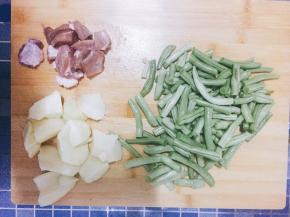 豆角切段、土豆切块、肉切块。