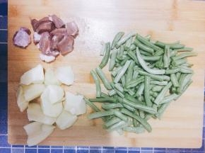 豆角切段、土豆切块、肉切块。