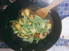 加入适量清水，以没过菜为宜。