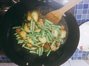 加入适量清水，以没过菜为宜。