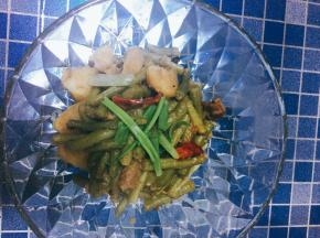 待土豆炖熟后开大火收汁、出锅。一碗香喷喷的炖菜就做好了。