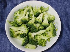 西兰花摘成小朵，清水中加小苏打浸泡10分钟，洗净取出