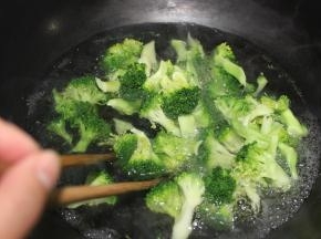 锅中热水烧开倒入西兰花烫1分半钟，喜欢软一点的烫2分钟，取出待用
