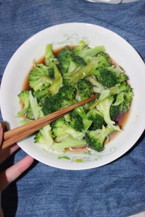 锅内倒入油，加入水淀粉，加入蚝油熬成汁淋上西兰花即可
