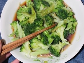 锅内倒入油，加入水淀粉，加入蚝油熬成汁淋上西兰花即可