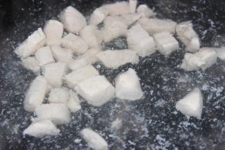 将鸡胸肉切丁加入料酒姜片焯水