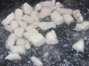 将鸡胸肉切丁加入料酒姜片焯水
