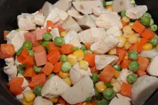 米淘好翻入电饭煲注水至正常水位，加入全部食材和适量食用油蒸煮