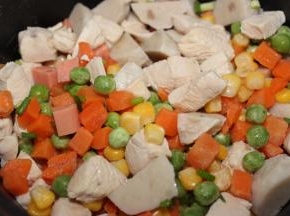 米淘好翻入电饭煲注水至正常水位，加入全部食材和适量食用油蒸煮