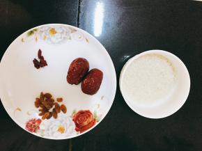 取香米80克左右，红枣2个、牛奶一袋（适量就好）、葡萄干适量（如果喜欢吃可以多放）、枸杞适量（枸杞不可多放，容易上火）。