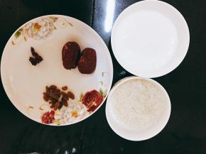 将以上材料洗净、晾干。牛奶倒入碗中。