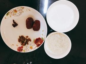 将以上材料洗净、晾干。牛奶倒入碗中。