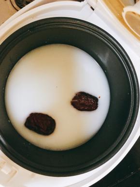 锅中加入两碗水，然后将材料倒入锅内，最后再加入牛奶搅拌均匀，盖上锅盖，定时。