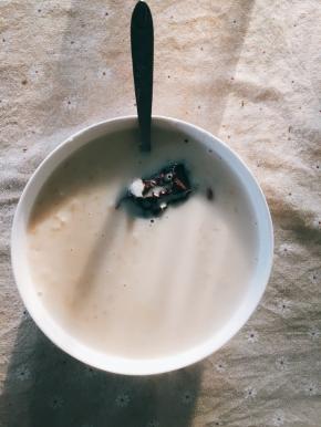 将粥盛入碗中。一碗香甜可口的养生粥就做好了。