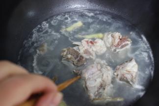 水烧开，倒入排骨，加少许料酒、姜片焯水去腥