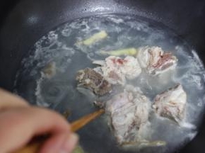 水烧开，倒入排骨，加少许料酒、姜片焯水去腥