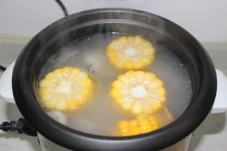 加入玉米继续煮半小时