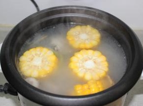 加入玉米继续煮半小时