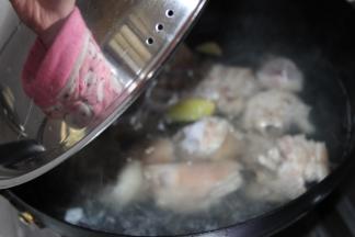 猪蹄放入烧开的水中加入料酒，姜片去腥