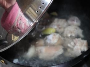 猪蹄放入烧开的水中加入料酒，姜片去腥