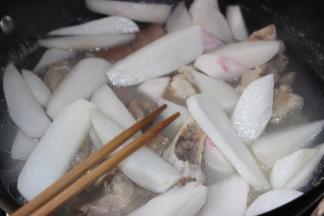 萝卜洗净切块待用，焯过水的猪蹄待用