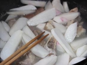 萝卜洗净切块待用，焯过水的猪蹄待用