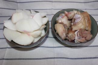 萝卜洗净切块待用，焯过水的猪蹄待用