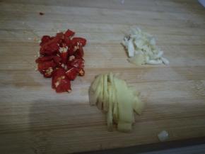 将生姜切丝，蒜切丁，辣椒切段。