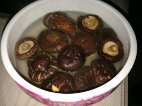 将香菇放入碗中加热水浸泡备用。